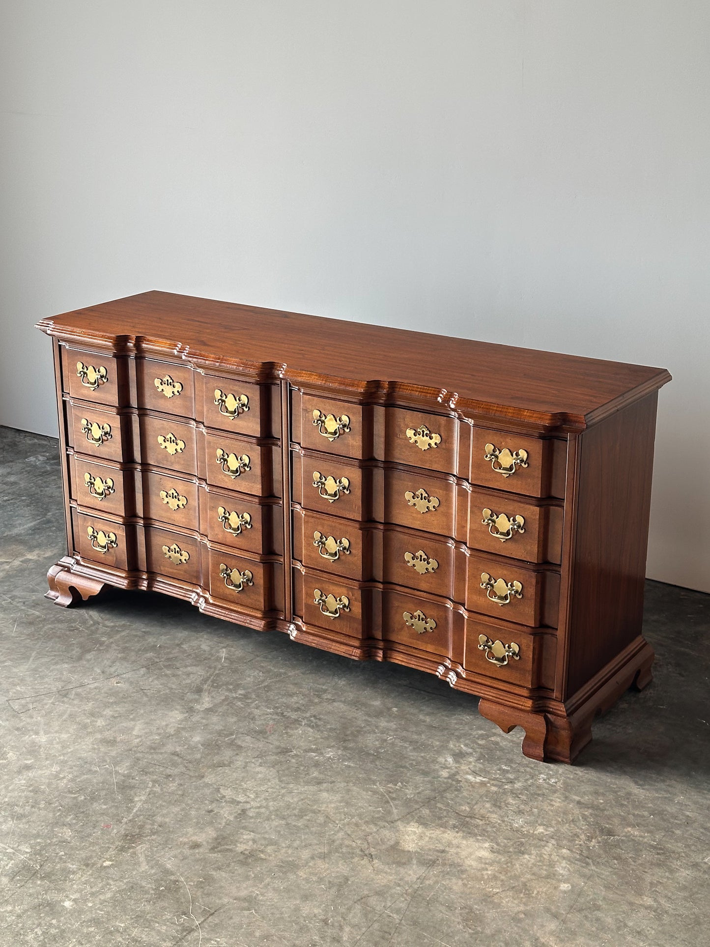 Vintage Georgian Serpentine Block-Front Mahogany 8-Drawer Dresser