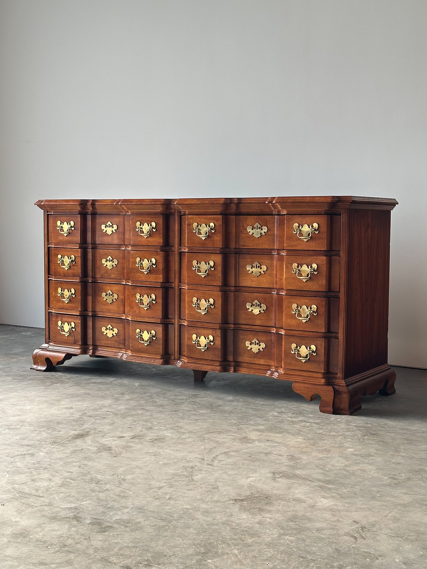 Vintage Georgian Serpentine Block-Front Mahogany 8-Drawer Dresser