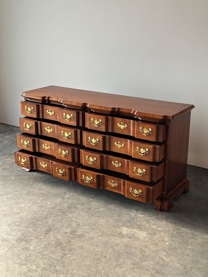 Vintage Georgian Serpentine Block-Front Mahogany 8-Drawer Dresser