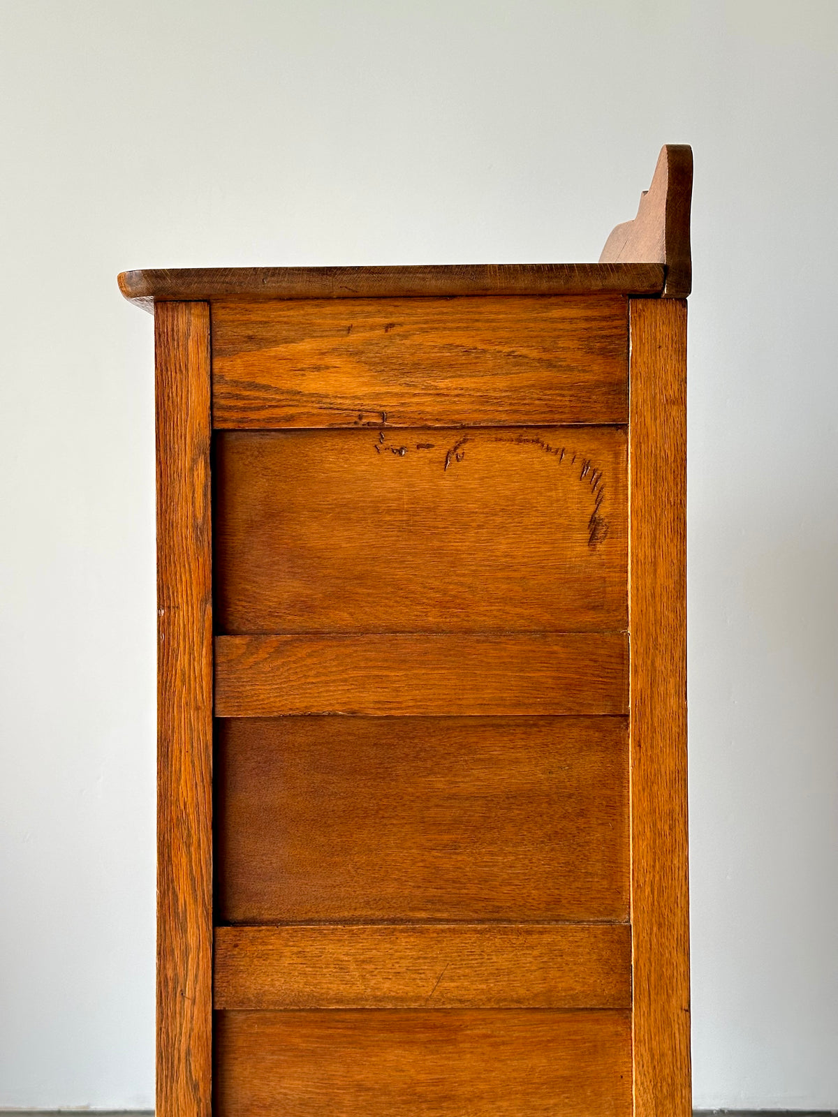 Antique Scalloped Quartersawn Golden Oak Chest of Drawers