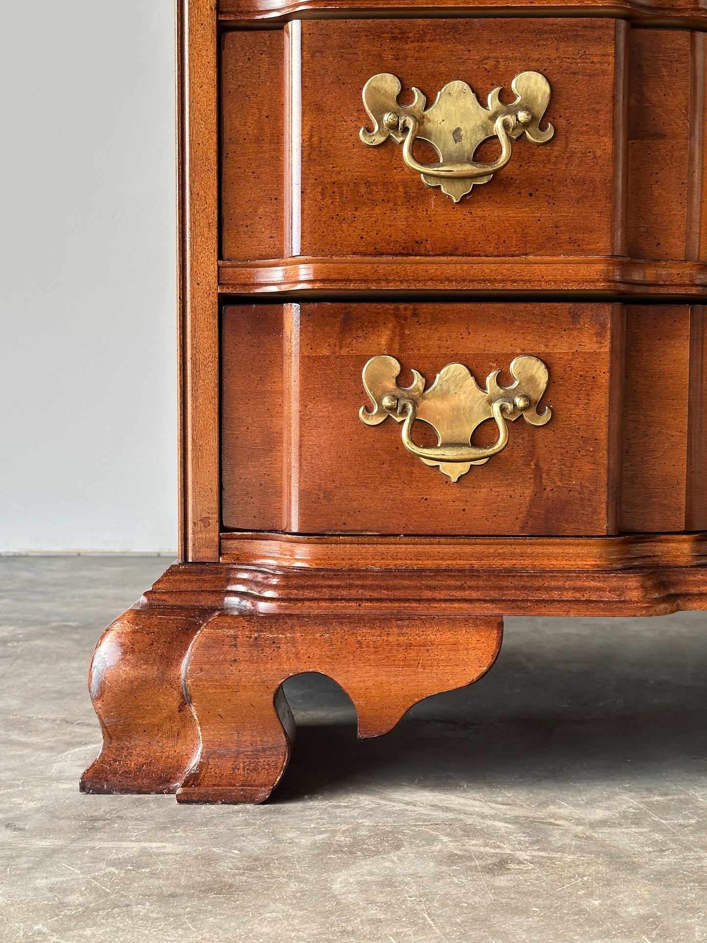 Vintage Georgian Serpentine Block-Front Mahogany 8-Drawer Dresser