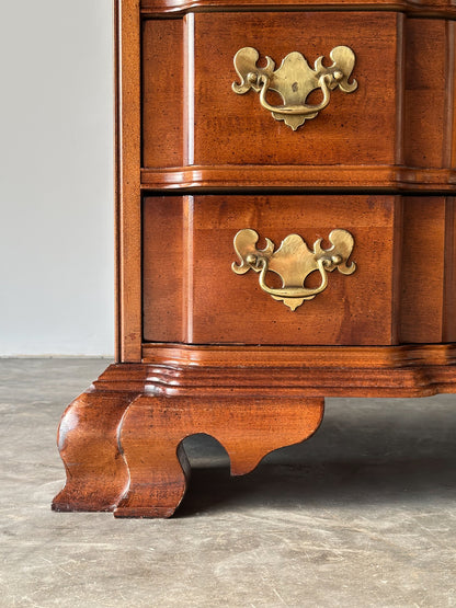 Vintage Georgian Serpentine Block-Front Mahogany 8-Drawer Dresser