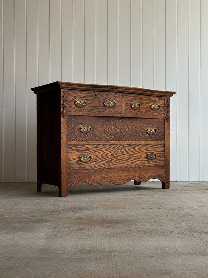 Antique Quarter-Sawn Oak Chest of Drawers with Serpentine Front