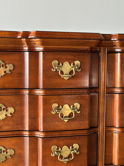 Vintage Georgian Serpentine Block-Front Mahogany 8-Drawer Dresser