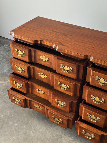 Vintage Georgian Serpentine Block-Front Mahogany 8-Drawer Dresser