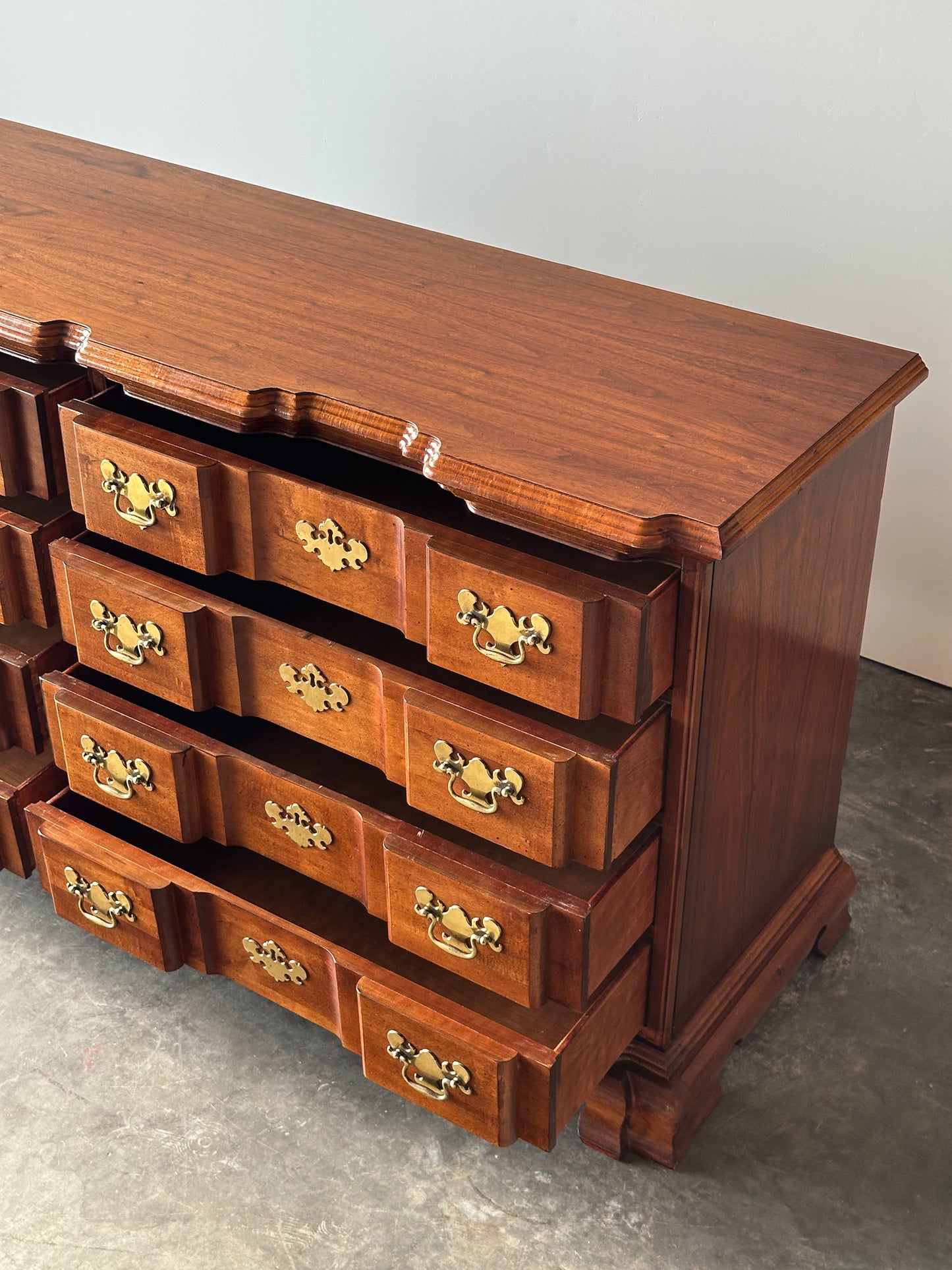 Vintage Georgian Serpentine Block-Front Mahogany 8-Drawer Dresser