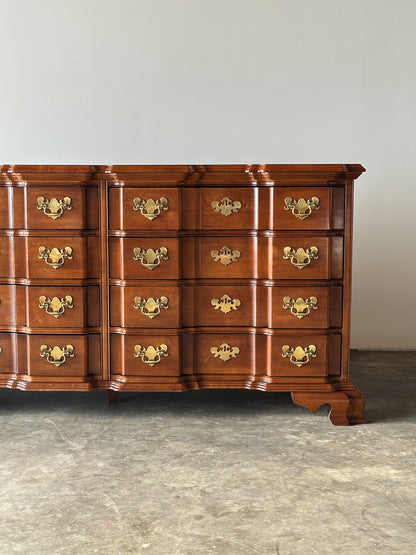 Vintage Georgian Serpentine Block-Front Mahogany 8-Drawer Dresser