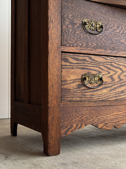 Antique Quarter-Sawn Oak Chest of Drawers with Serpentine Front