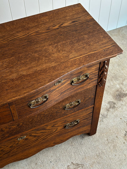Antique Quarter-Sawn Oak Chest of Drawers with Serpentine Front