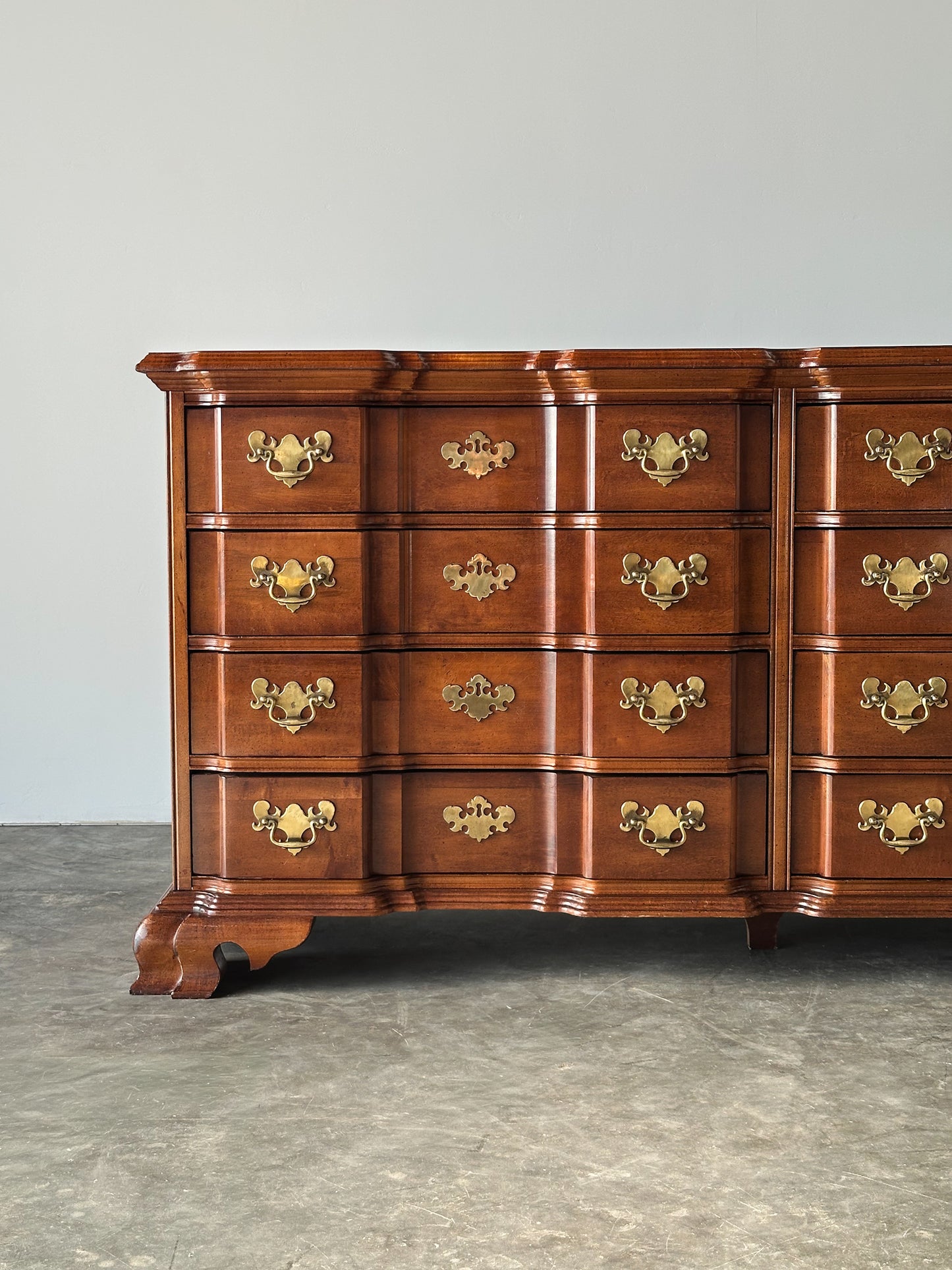 Vintage Georgian Serpentine Block-Front Mahogany 8-Drawer Dresser