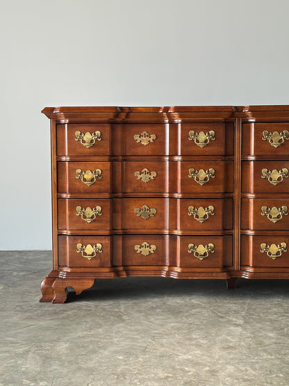 Vintage Georgian Serpentine Block-Front Mahogany 8-Drawer Dresser