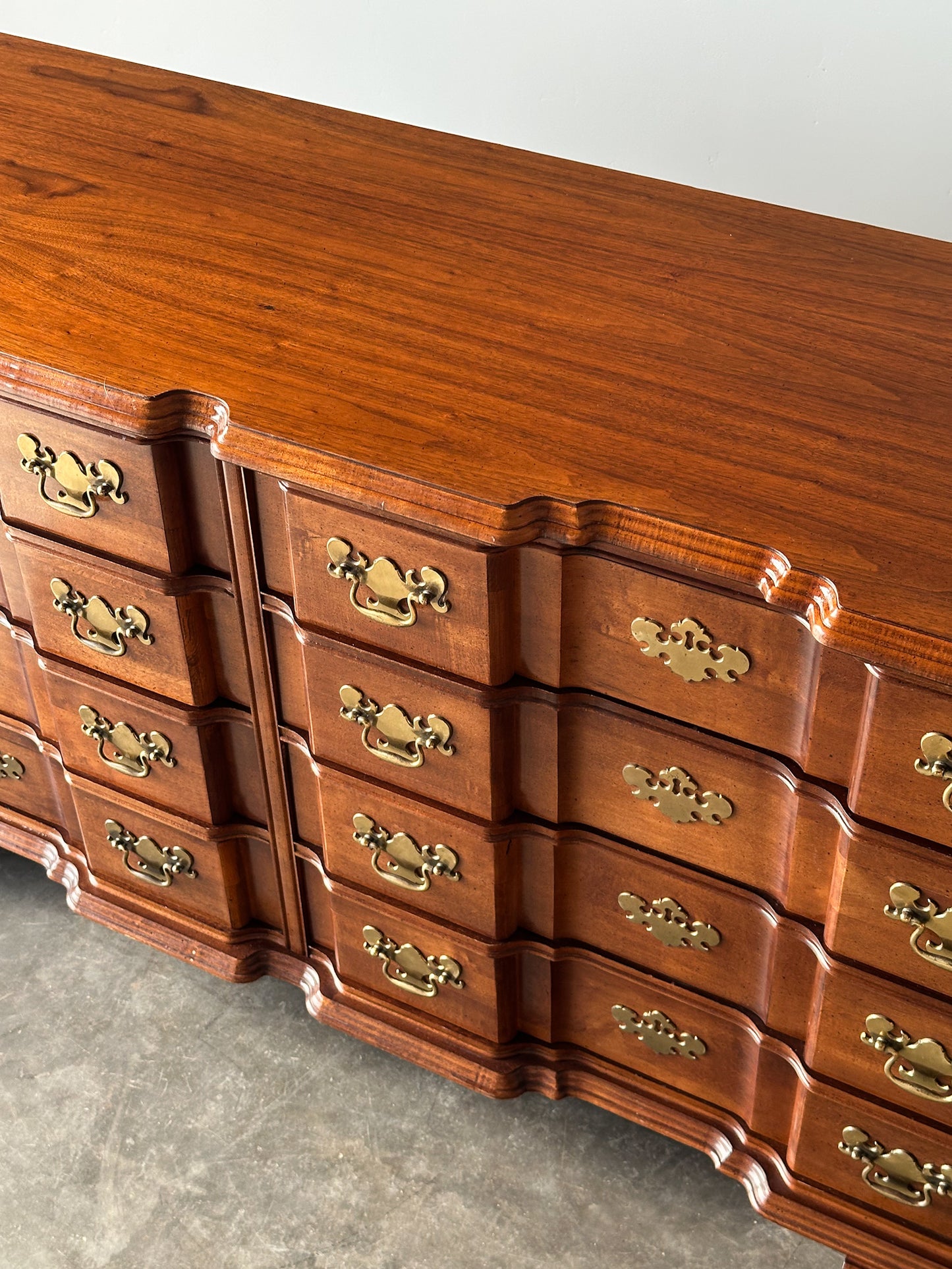 Vintage Georgian Serpentine Block-Front Mahogany 8-Drawer Dresser