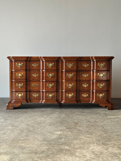 Vintage Georgian Serpentine Block-Front Mahogany 8-Drawer Dresser