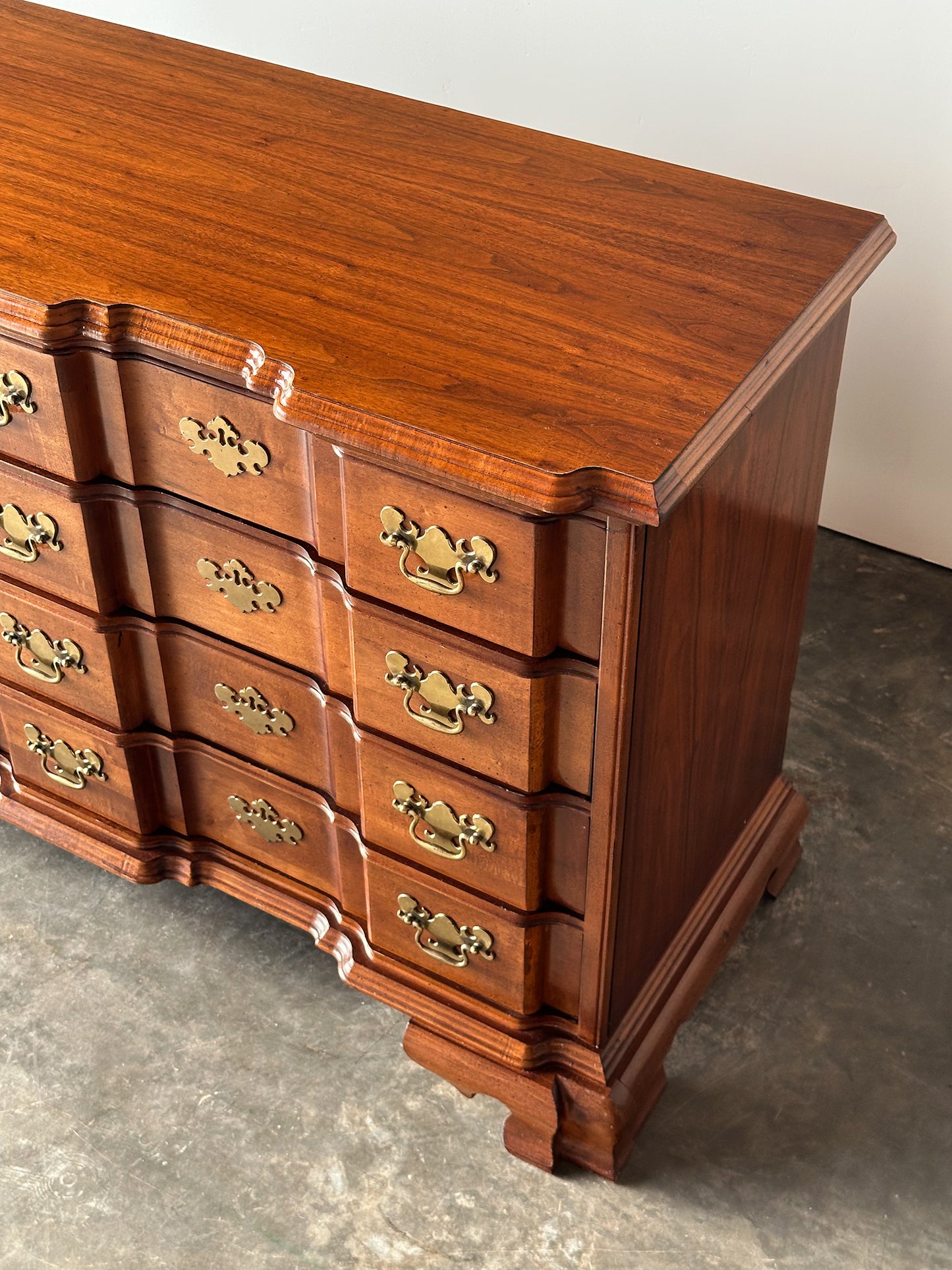 Vintage Georgian Serpentine Block-Front Mahogany 8-Drawer Dresser