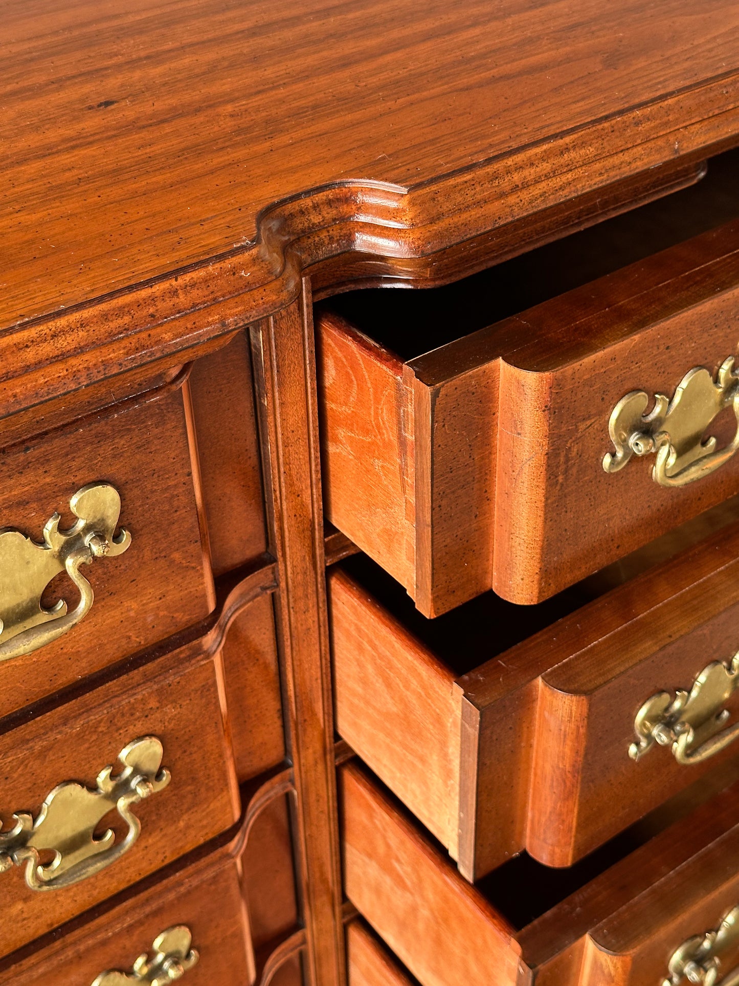 Vintage Georgian Serpentine Block-Front Mahogany 8-Drawer Dresser
